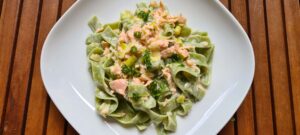 zeleni rezanci s dimljenim lososom