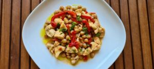 salata s piletinom i slanutkom